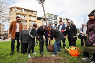 Buca’da 6 Şubat’ta kaybedilenler fidanlarla anıldı
